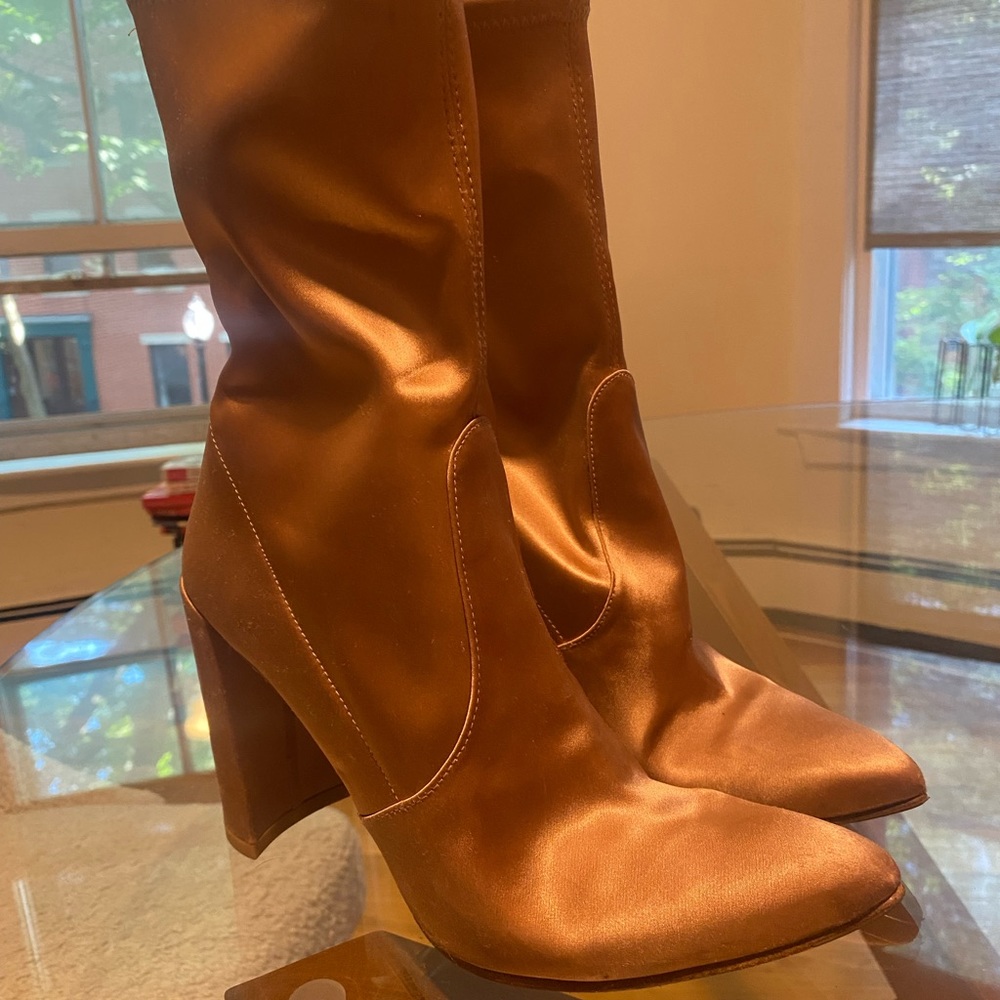 Fair condition Stuart Weitzman blush silk, thick heel ankle books!